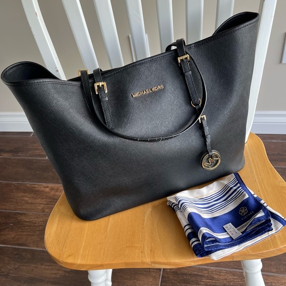 Authentic Michael Kors Genuine Leather Shoulder Bag+a bonus silk scarf - Picture 3 of 13